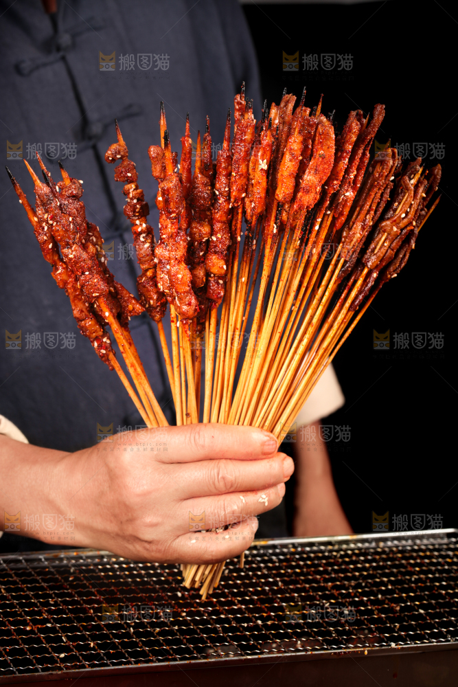 手拿烤串