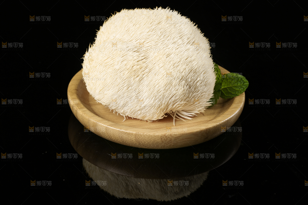 盘子里装着新鲜猴头菇