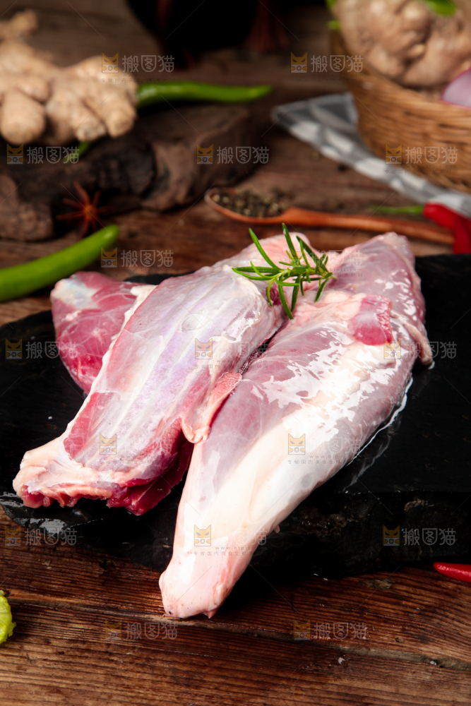 木板上放着牛腱子肉