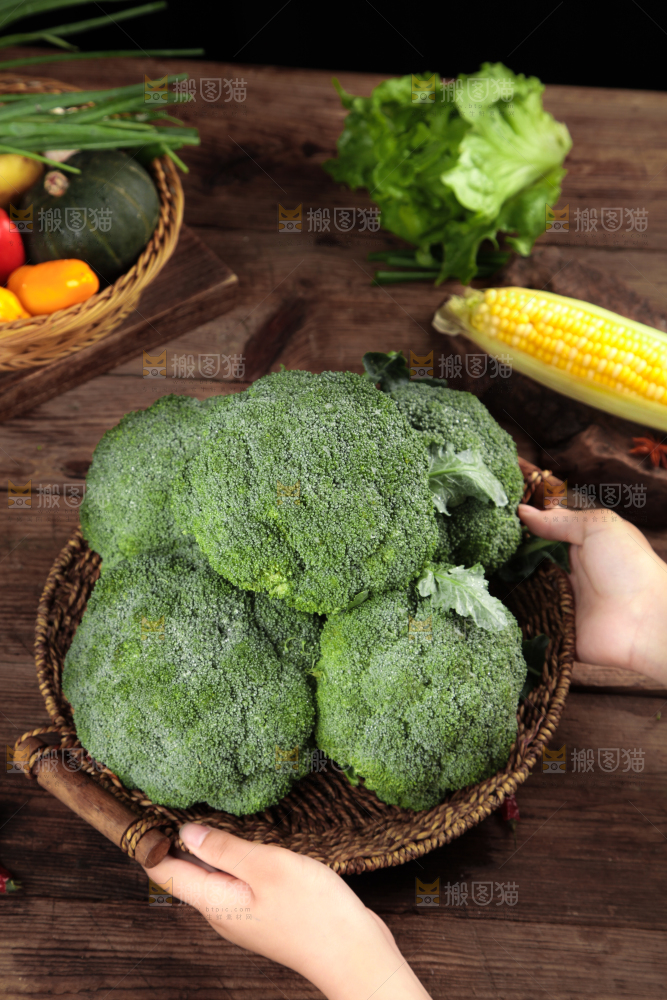 手拿一筐西兰花