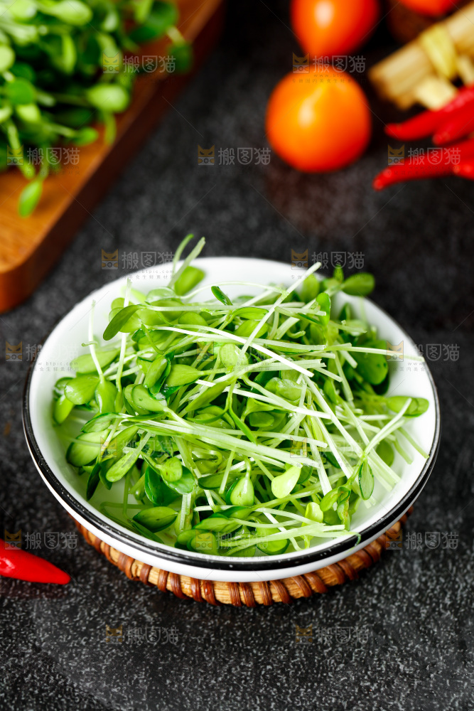 深底上放着一盘香椿芽