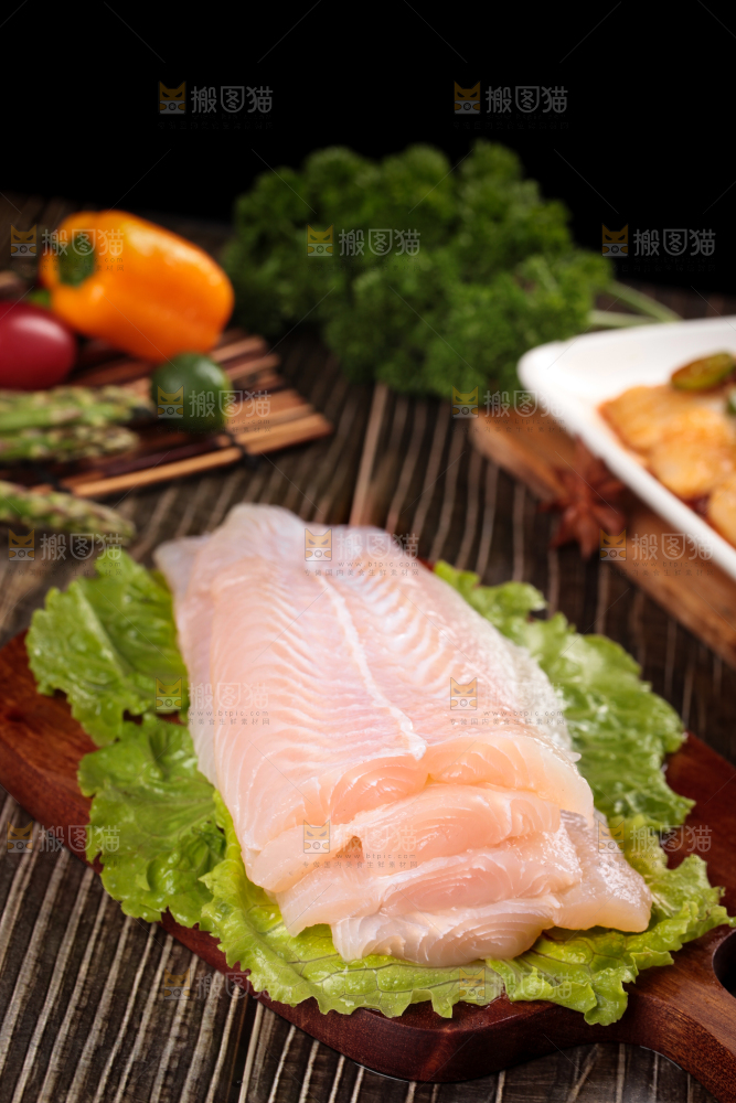 木底上的鲜冻巴沙鱼