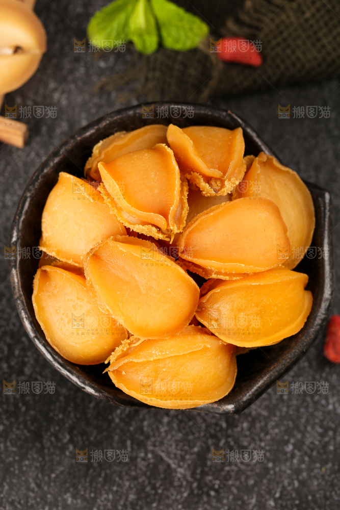 石板上放着一碗鲍鱼干