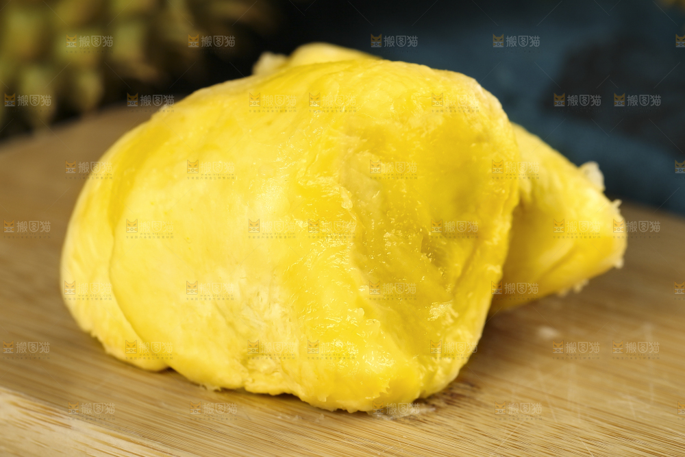木板上放着榴莲果肉