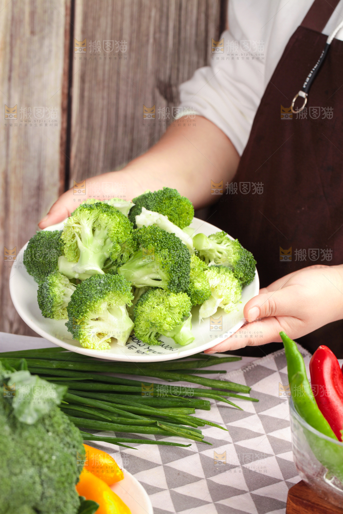 手拿一盘新鲜西兰花