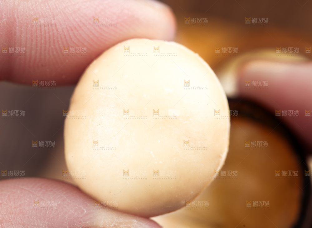 手拿夏威夷果果仁