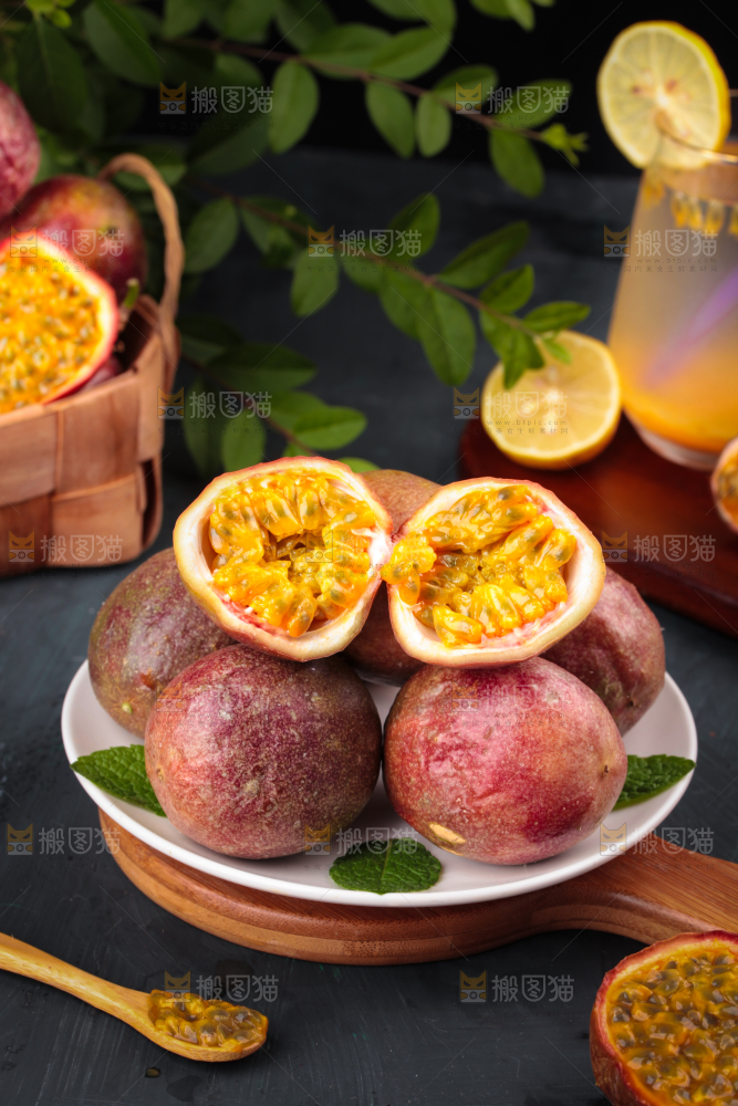深底上放着红皮百香果