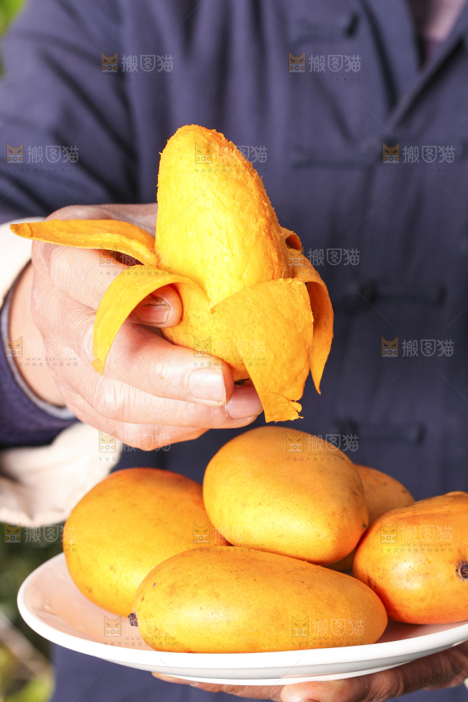 手拿一盘剥皮的小台芒