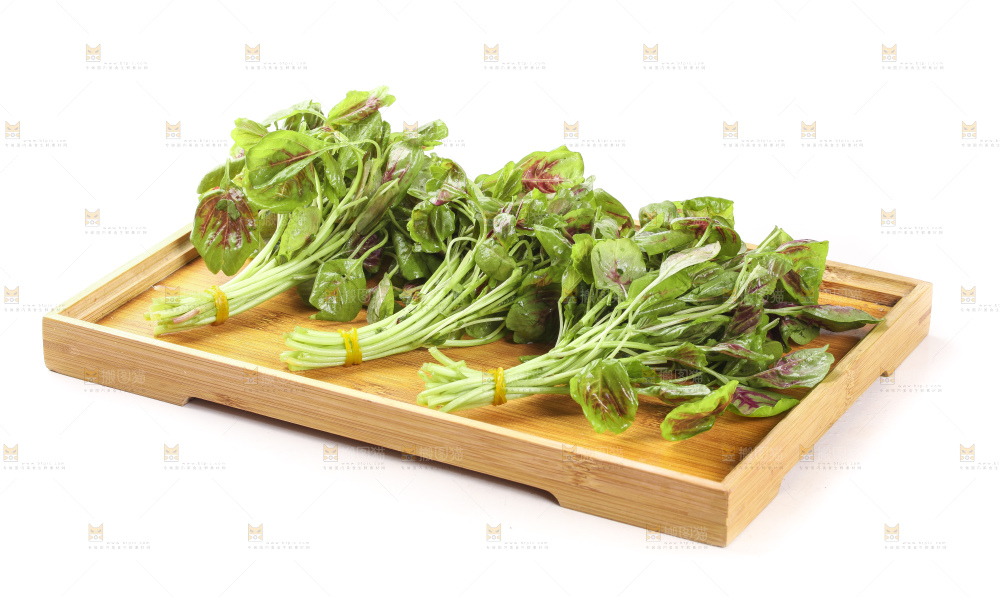 一盘红苋菜放在白底上