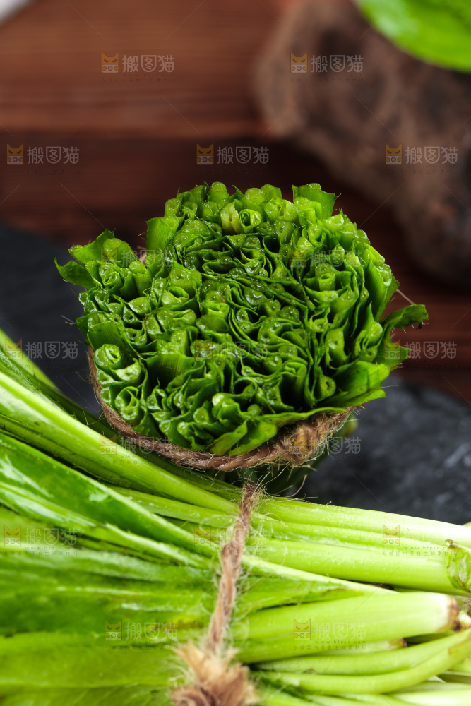 黑石板上放着切开的刺芫荽
