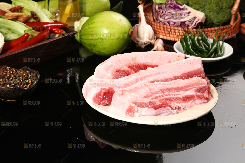 深底上放着一盘新鲜的五花肉