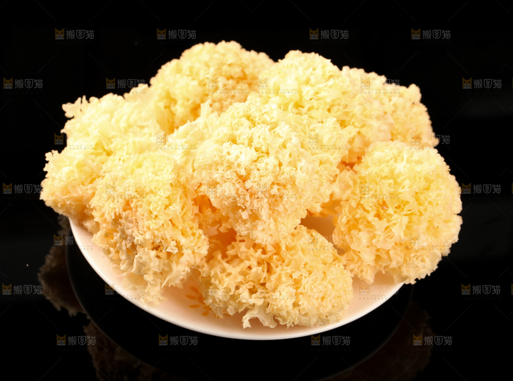 黑底上放着雪银耳