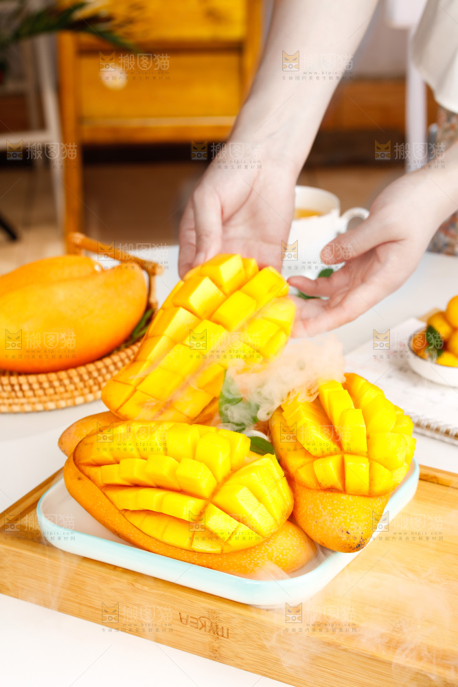 手拿切开的金煌芒