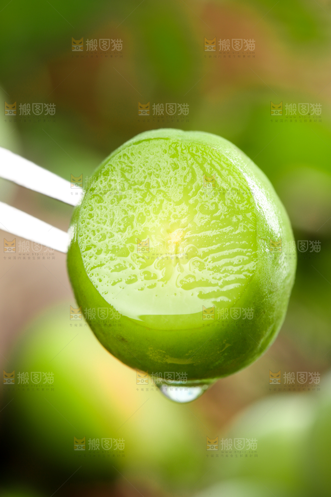 叉子叉着青梅