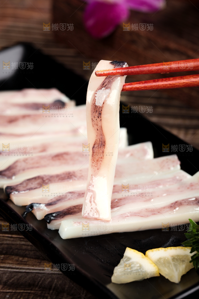筷子上夹着鲜鱿鱼