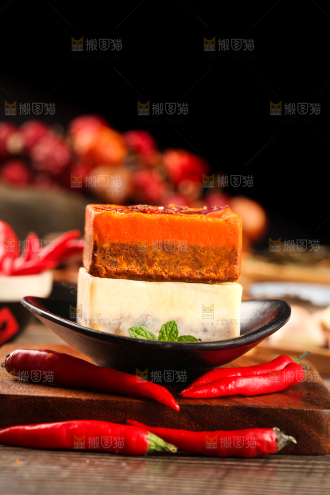深底上放着鸳鸯火锅底料