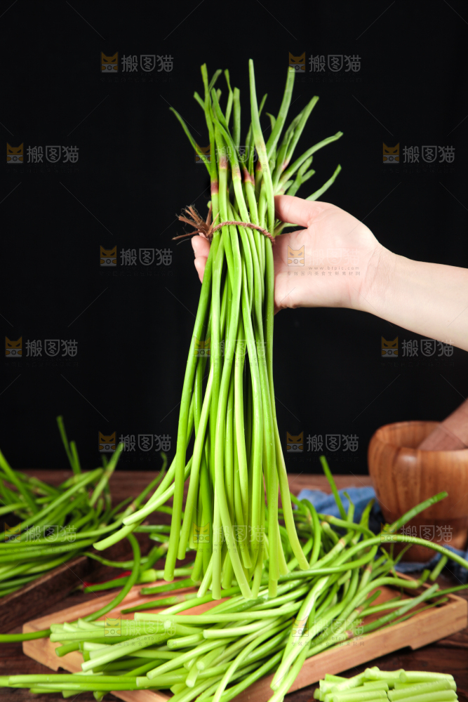 手拿新鲜蒜苔