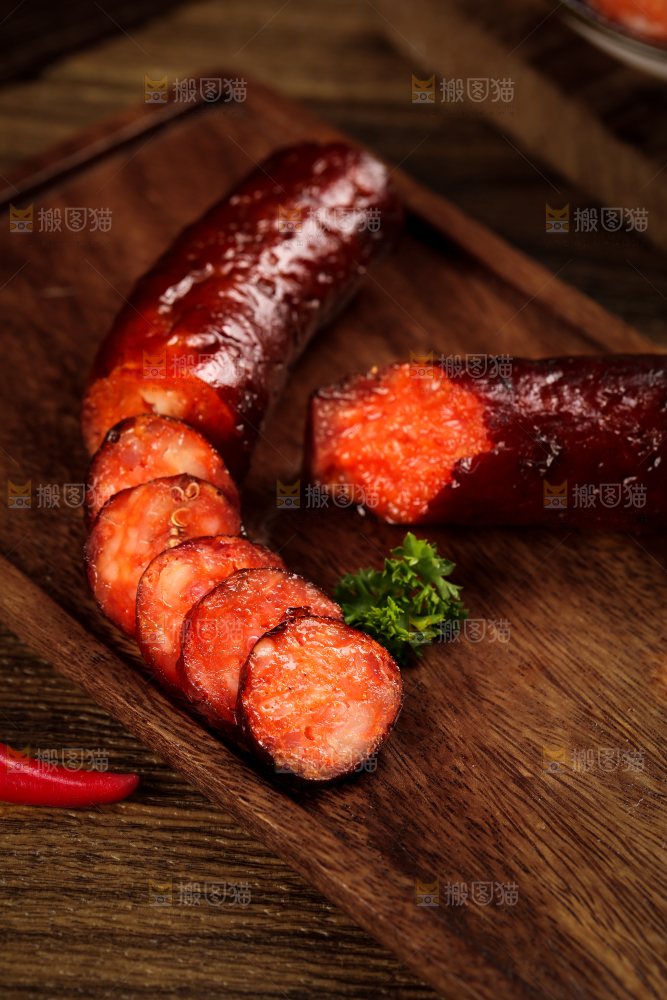 木板上摆放着烟熏香肠