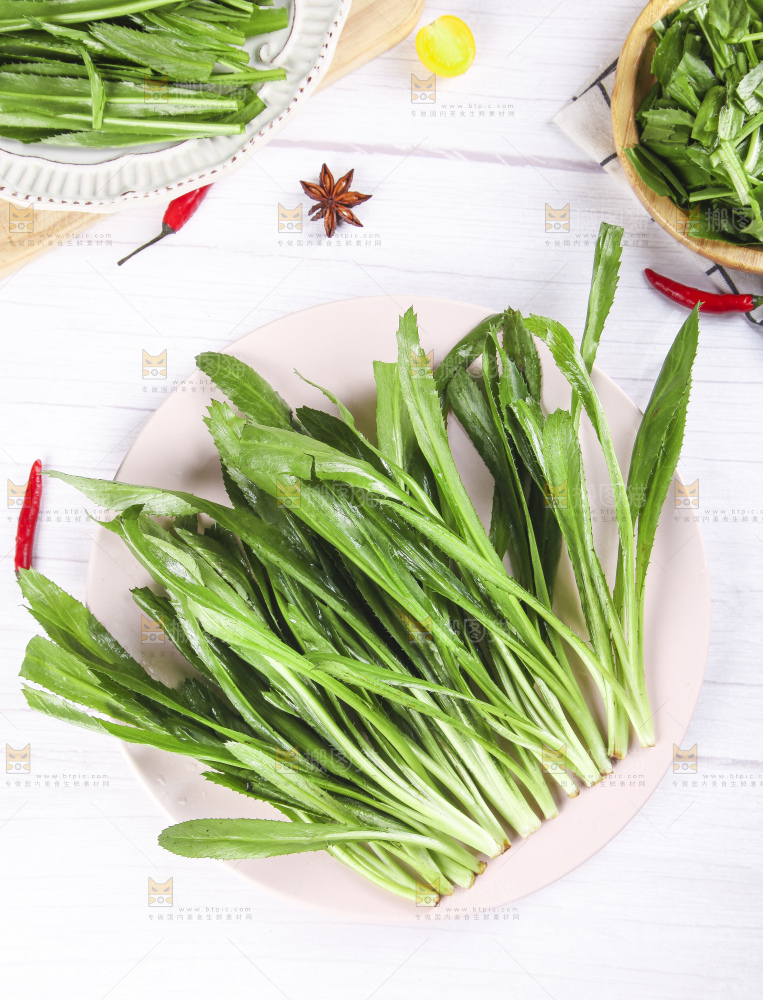 浅底上放着一盘云南大香菜