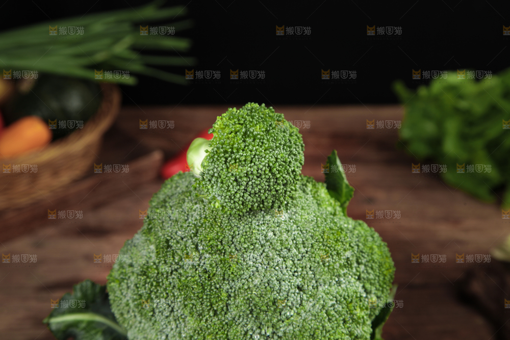 木底上放着新鲜的西兰花
