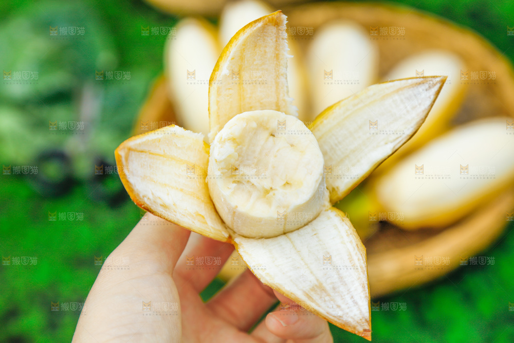 手拿剥皮的苹果香蕉