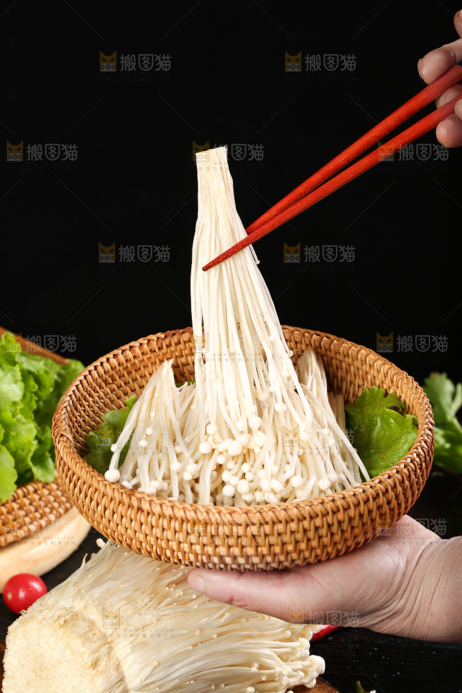筷子夹着金针菇