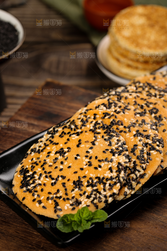 盘子里装着炭烤芝麻饼