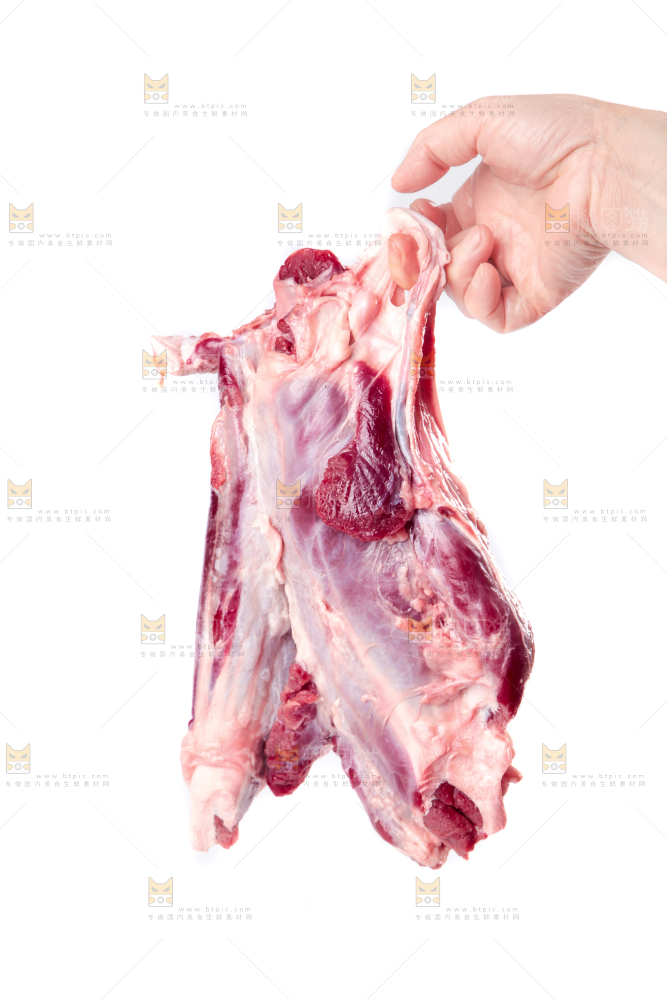 手里拿着新鲜牛肉
