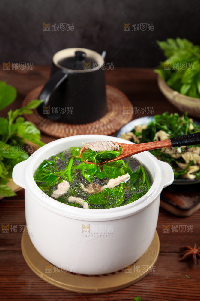 木底上放一碗桑叶瘦肉汤