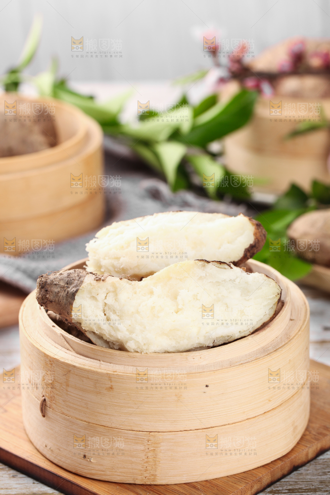 一笼蒸熟的毛薯放在木底上