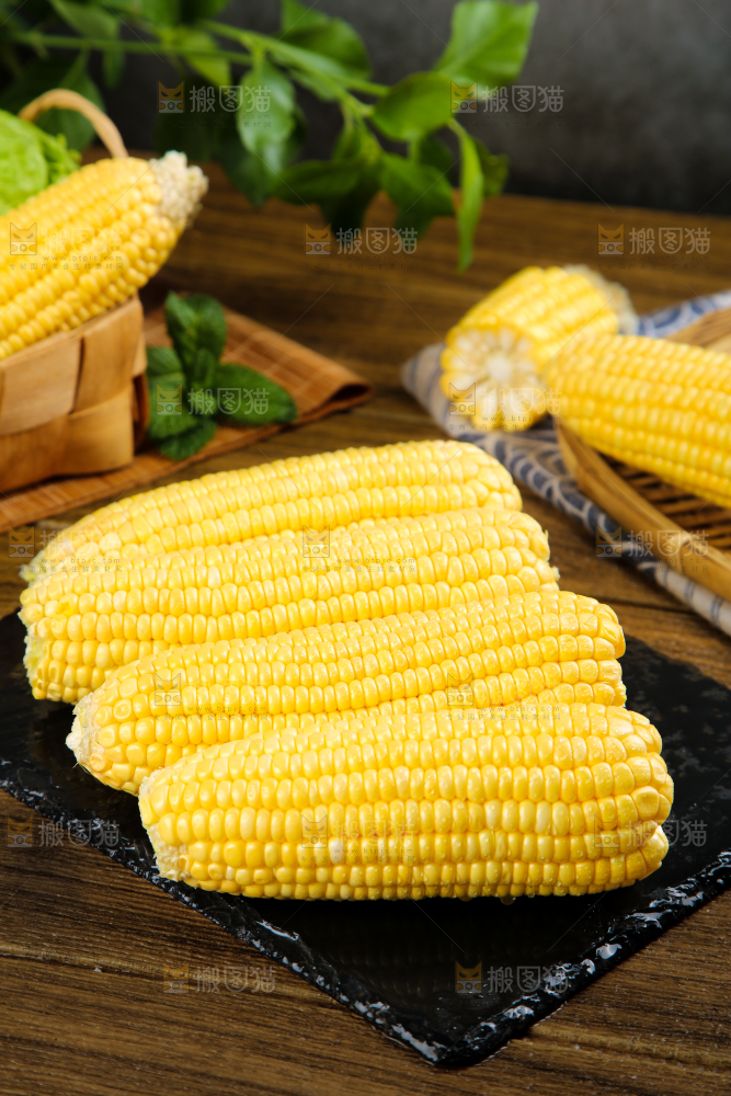 黑石板上的新鲜玉米