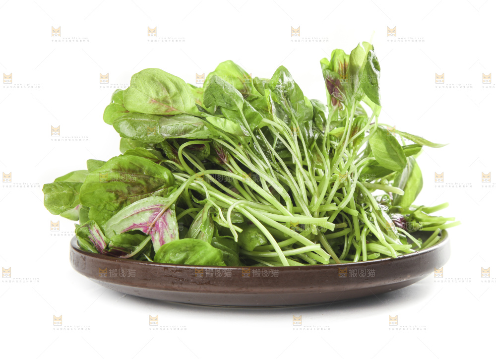 白底上放着一盘红苋菜