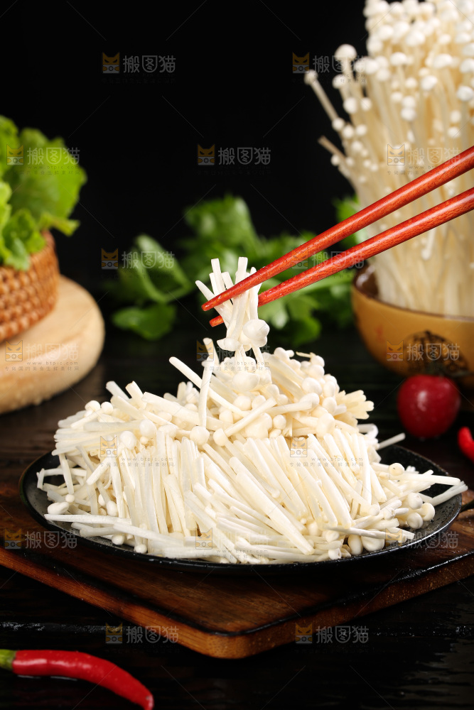 筷子夹着金针菇