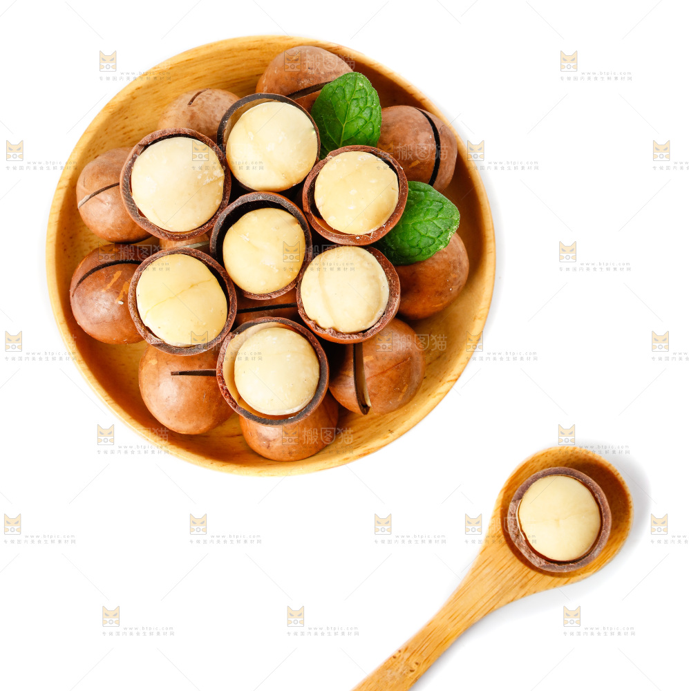 白底上放着一盘奶香味夏威夷果