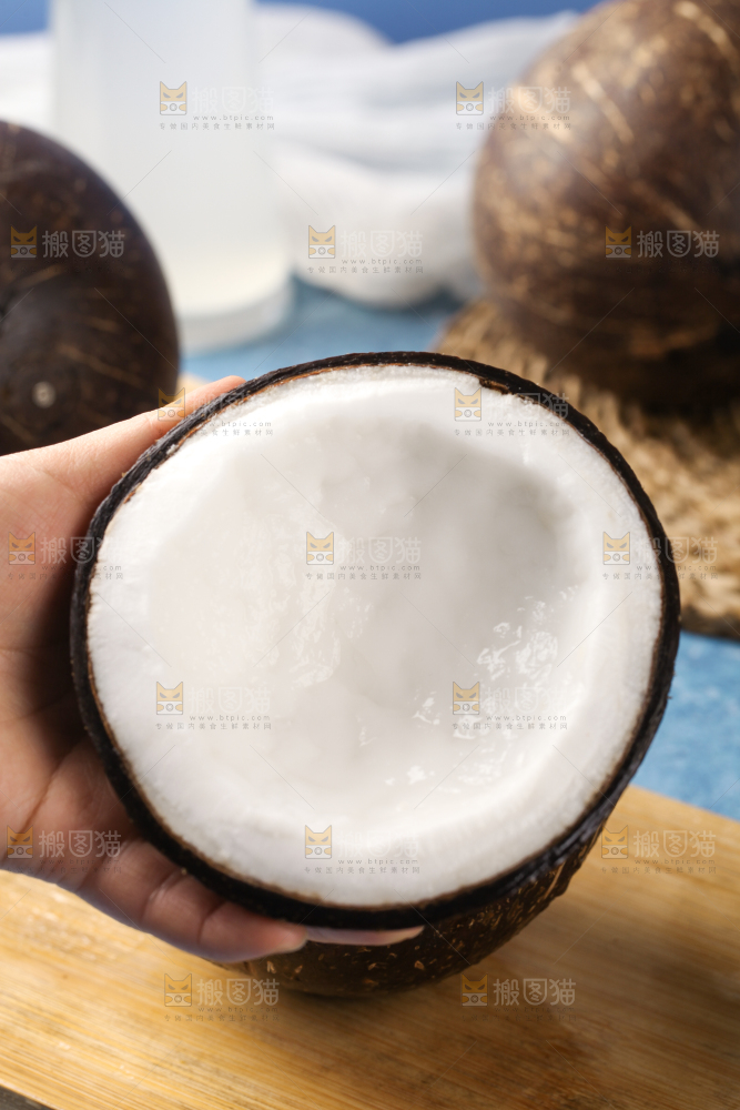 木板上的牛奶老椰子