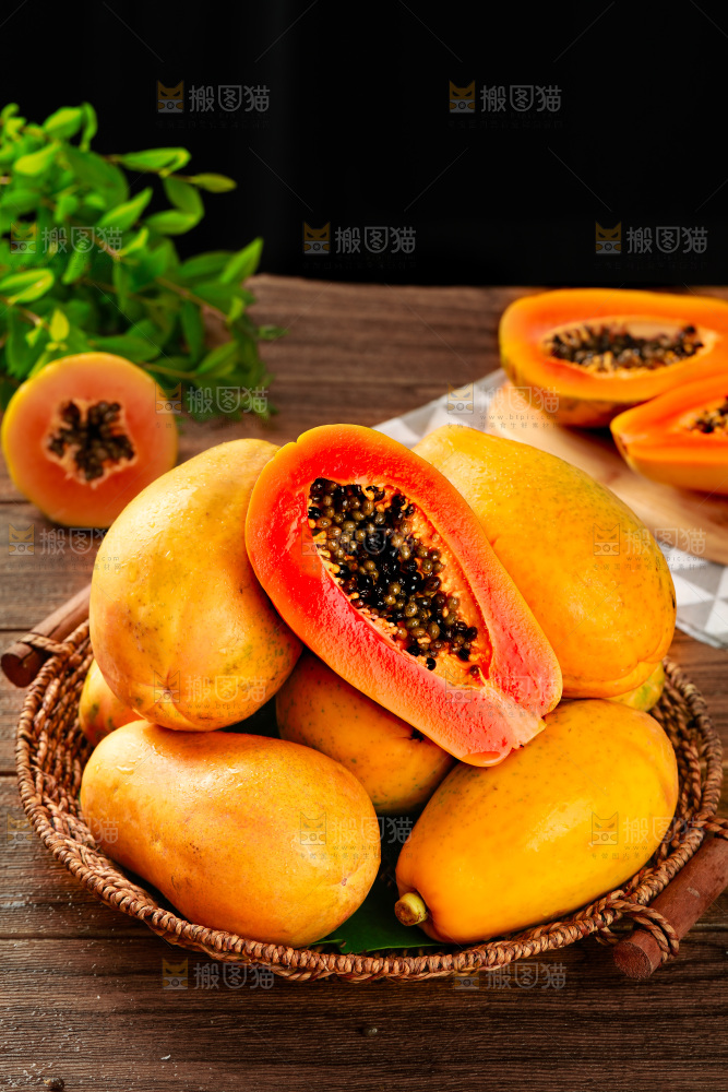 篮子里装着冰糖红心牛奶木瓜