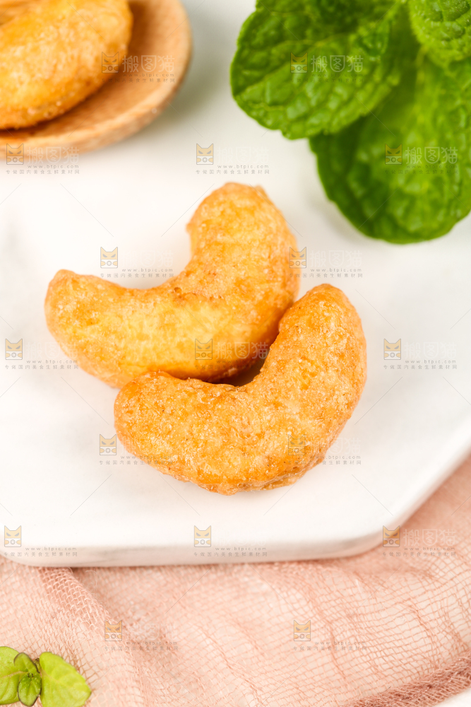 石板上的炭烧腰果