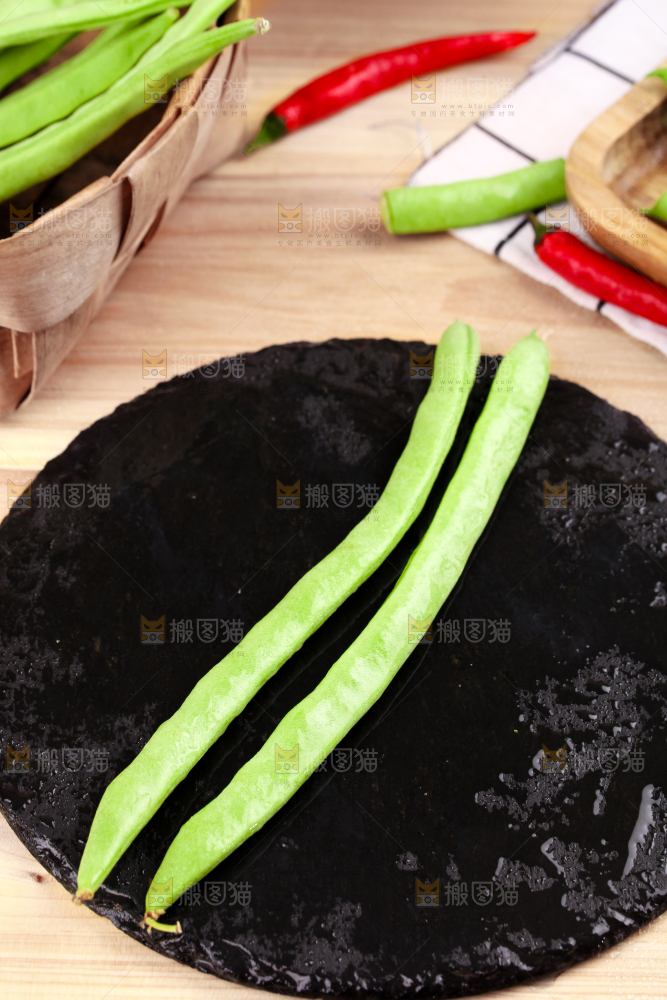 木板上放着青四季豆