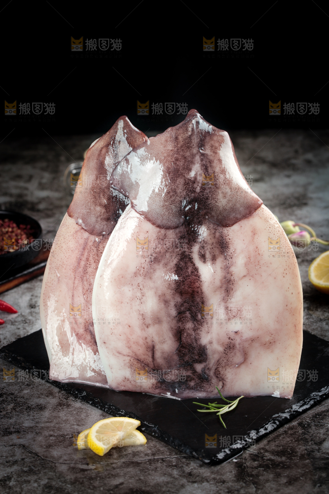 黑石板上摆放着鱿鱼