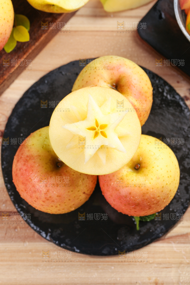 黑石板上放着红翡王林苹果