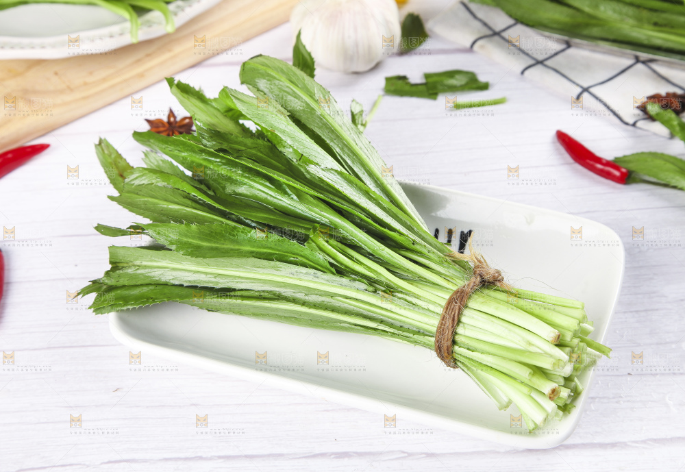 浅底上放着一盘大香菜