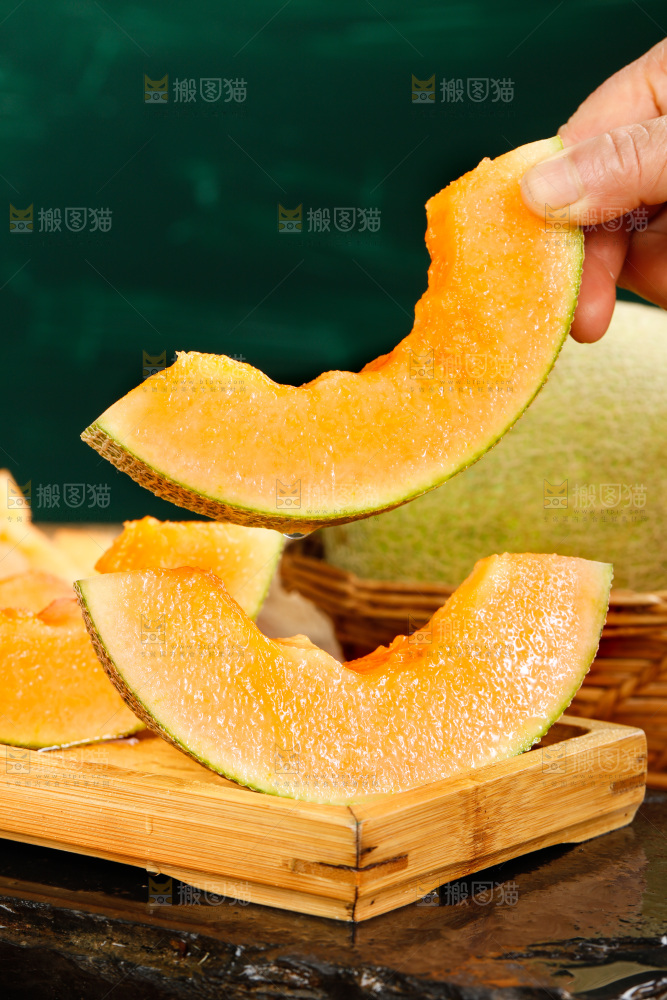 手拿切开的新疆哈密瓜