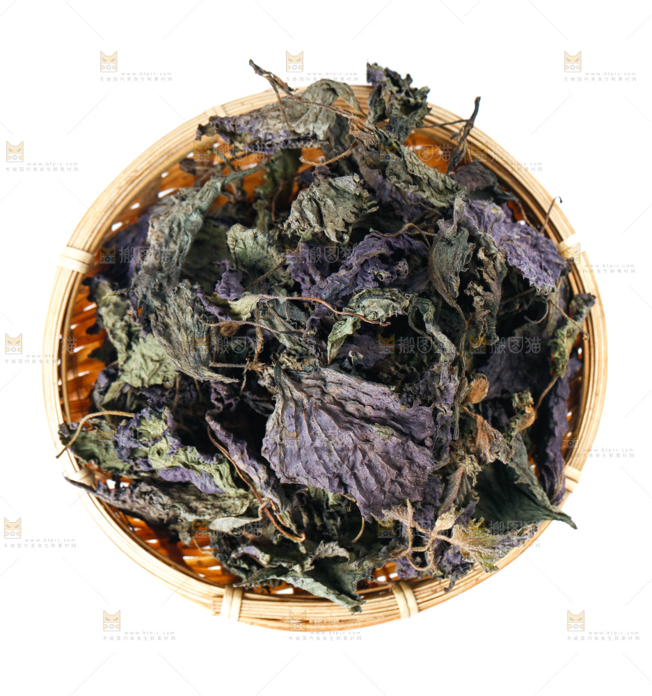一筐干紫苏叶放在白底上