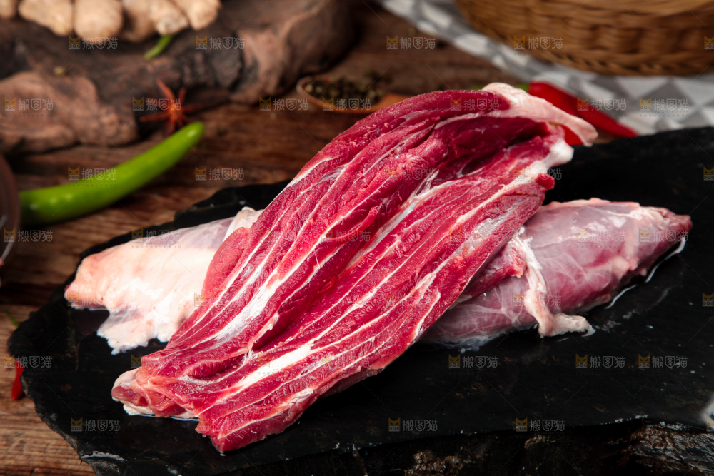 木板上放着牛腱子肉