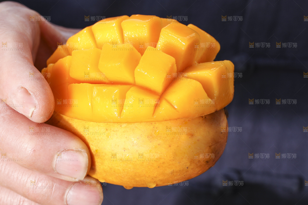手拿切开的小台芒