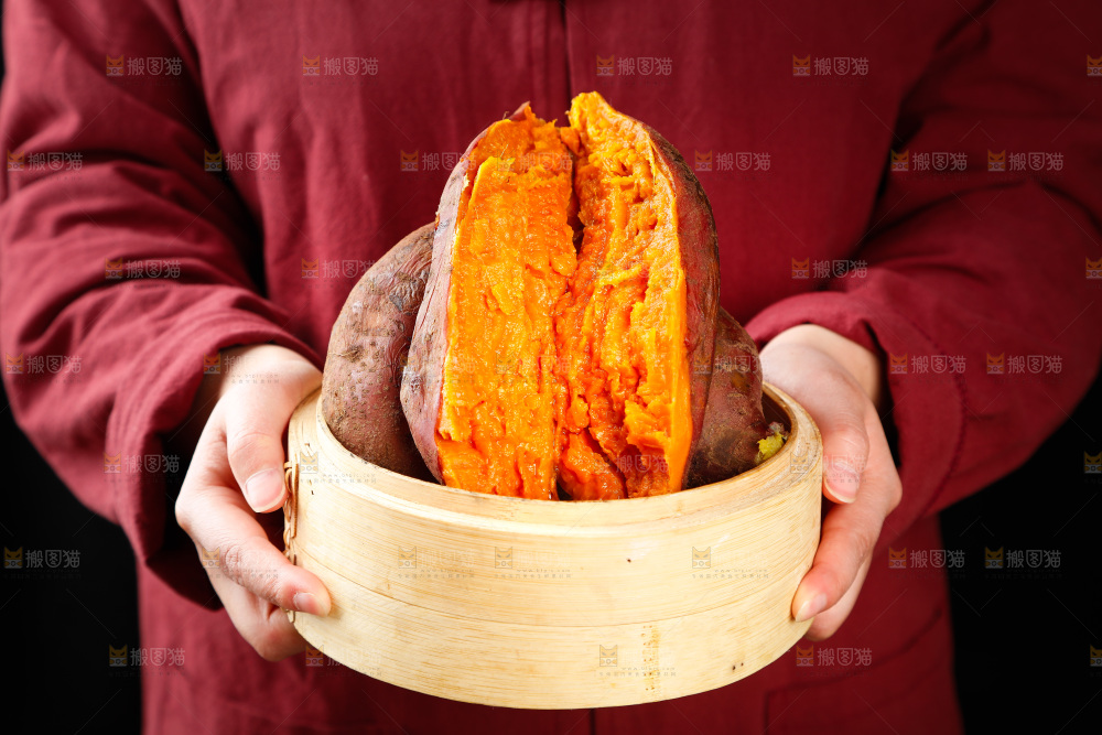 蒸笼里装着蜜薯
