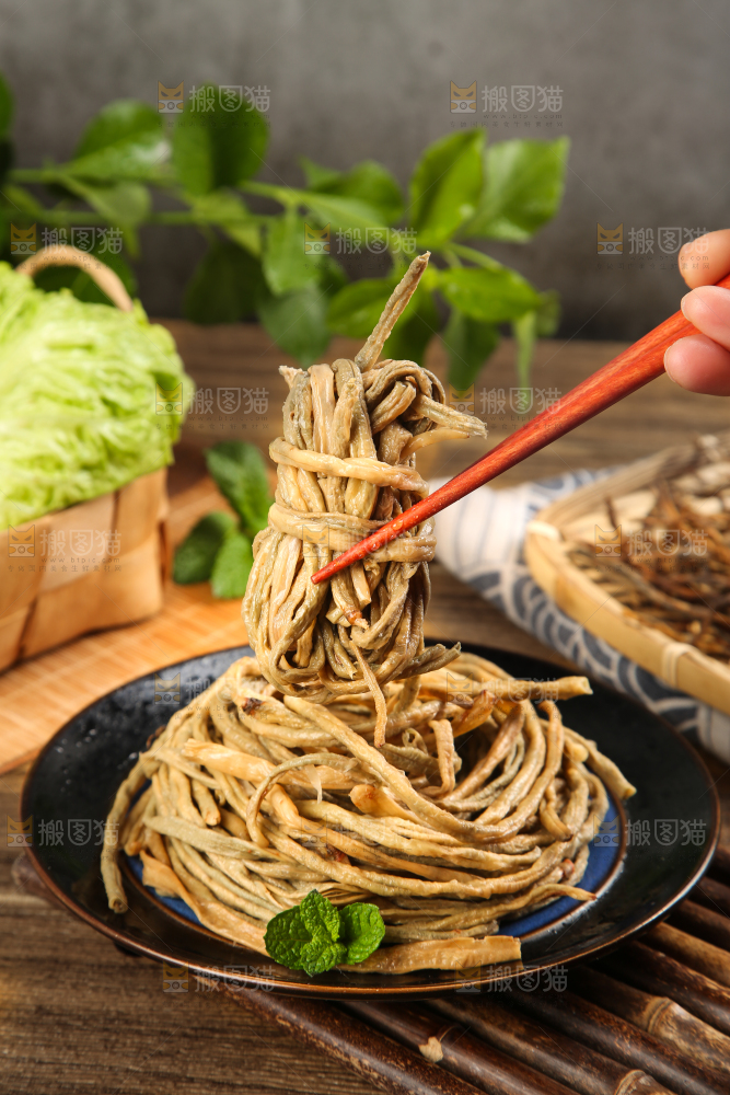 竹底上放着农家日晒干豆角