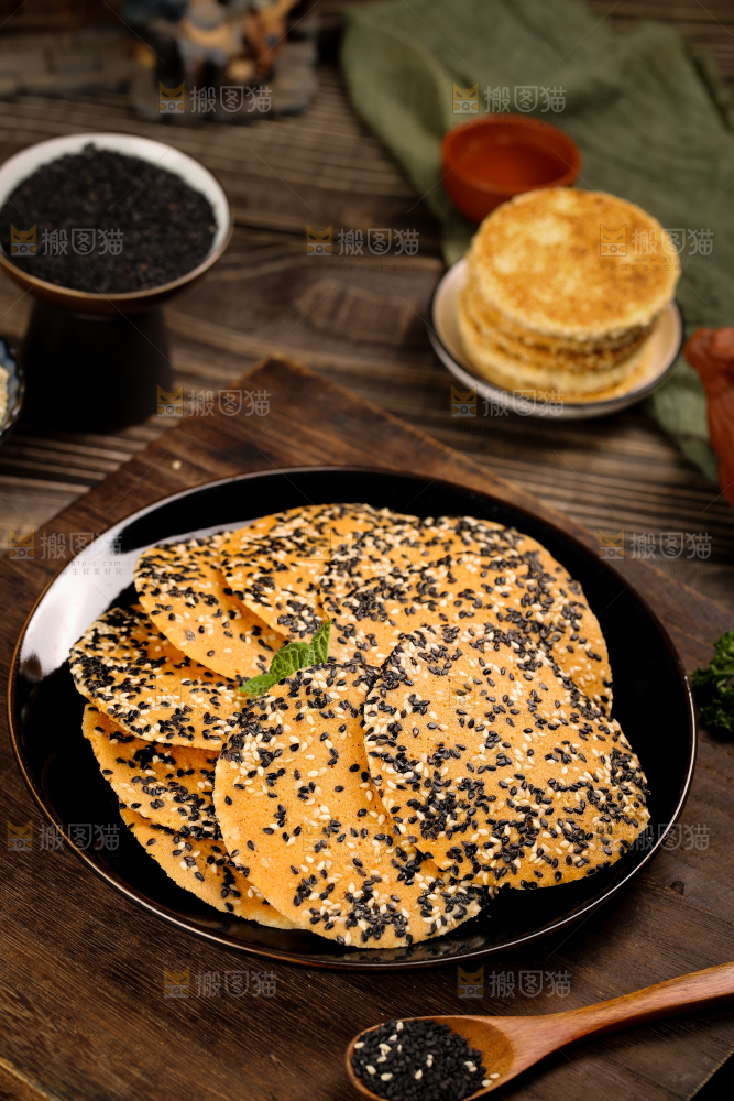 盘子里装着炭烤芝麻饼