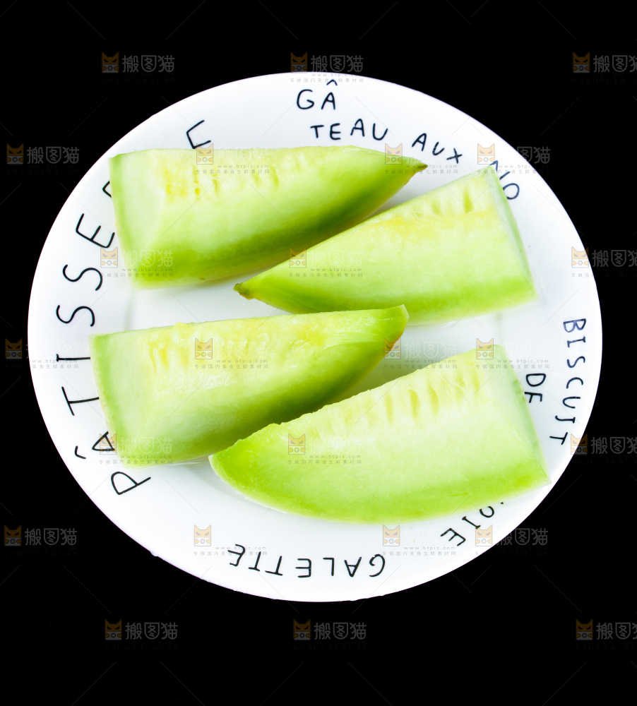 黑底上放着一盘切开的山东玉菇甜瓜