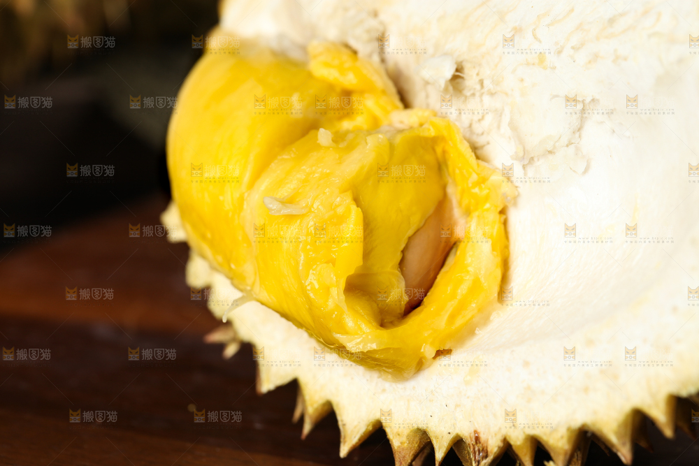 木板上放着榴莲果肉